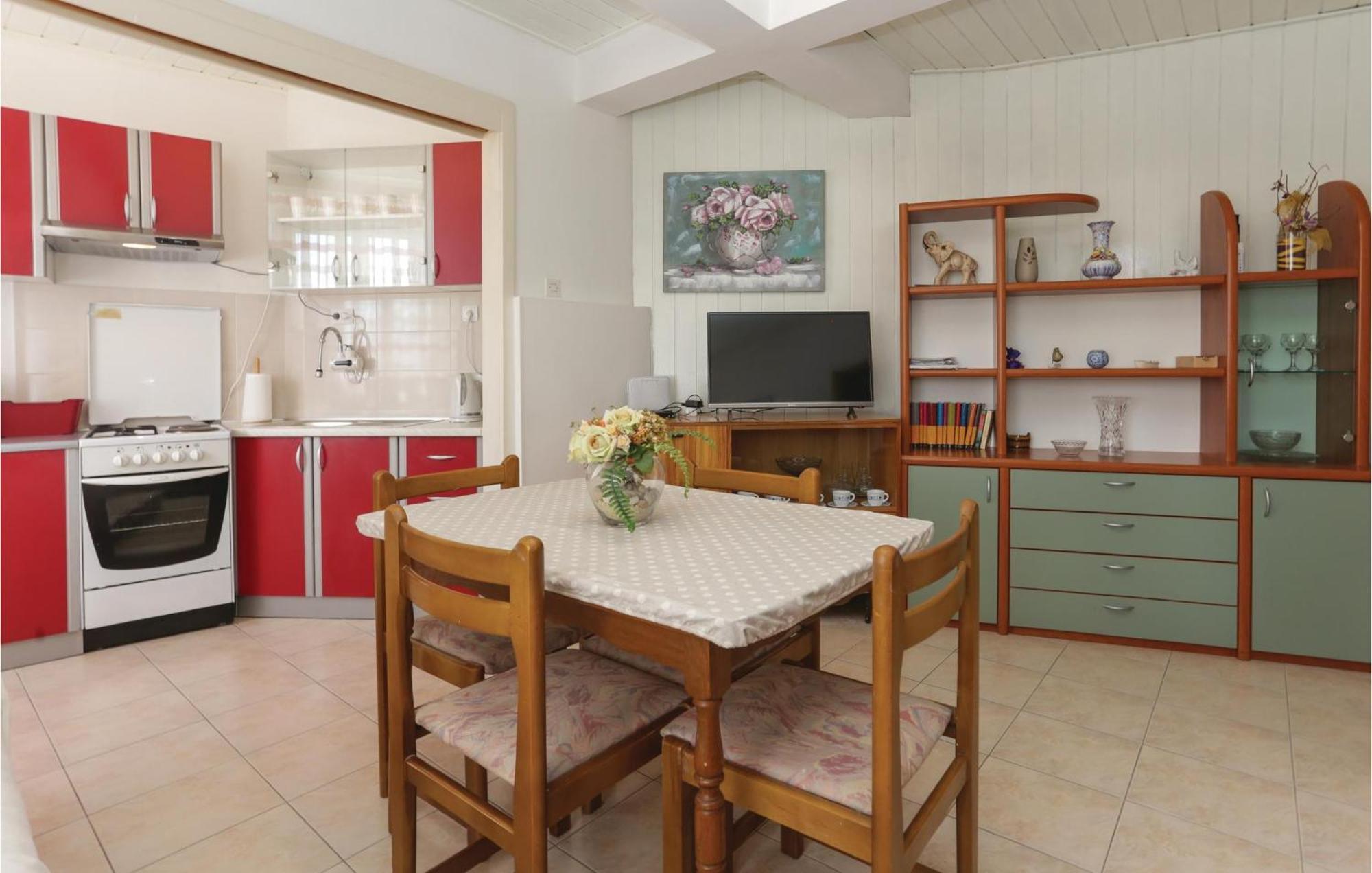 2 Bedroom Stunning Apartment In Kastel Kambelovac Kaštela Buitenkant foto