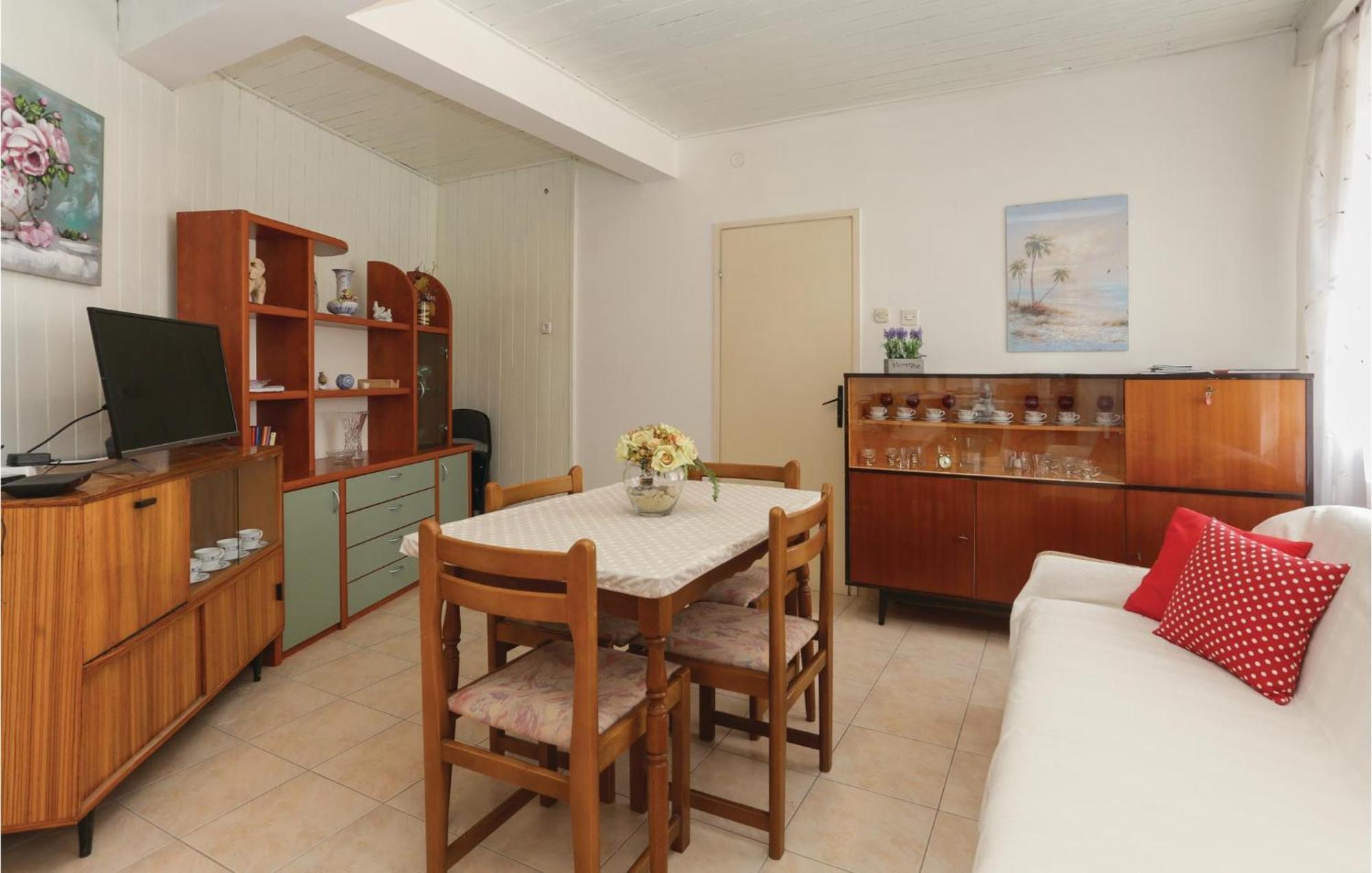 2 Bedroom Stunning Apartment In Kastel Kambelovac Kaštela Buitenkant foto
