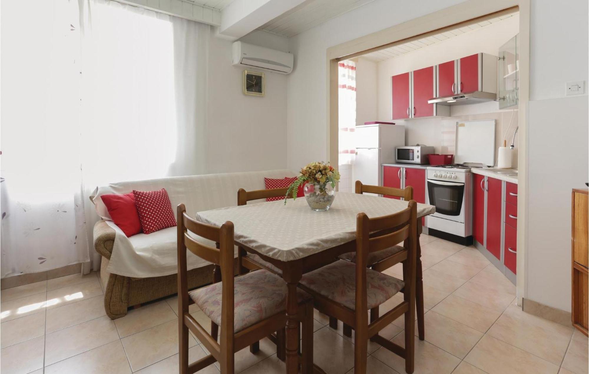 2 Bedroom Stunning Apartment In Kastel Kambelovac Kaštela Buitenkant foto