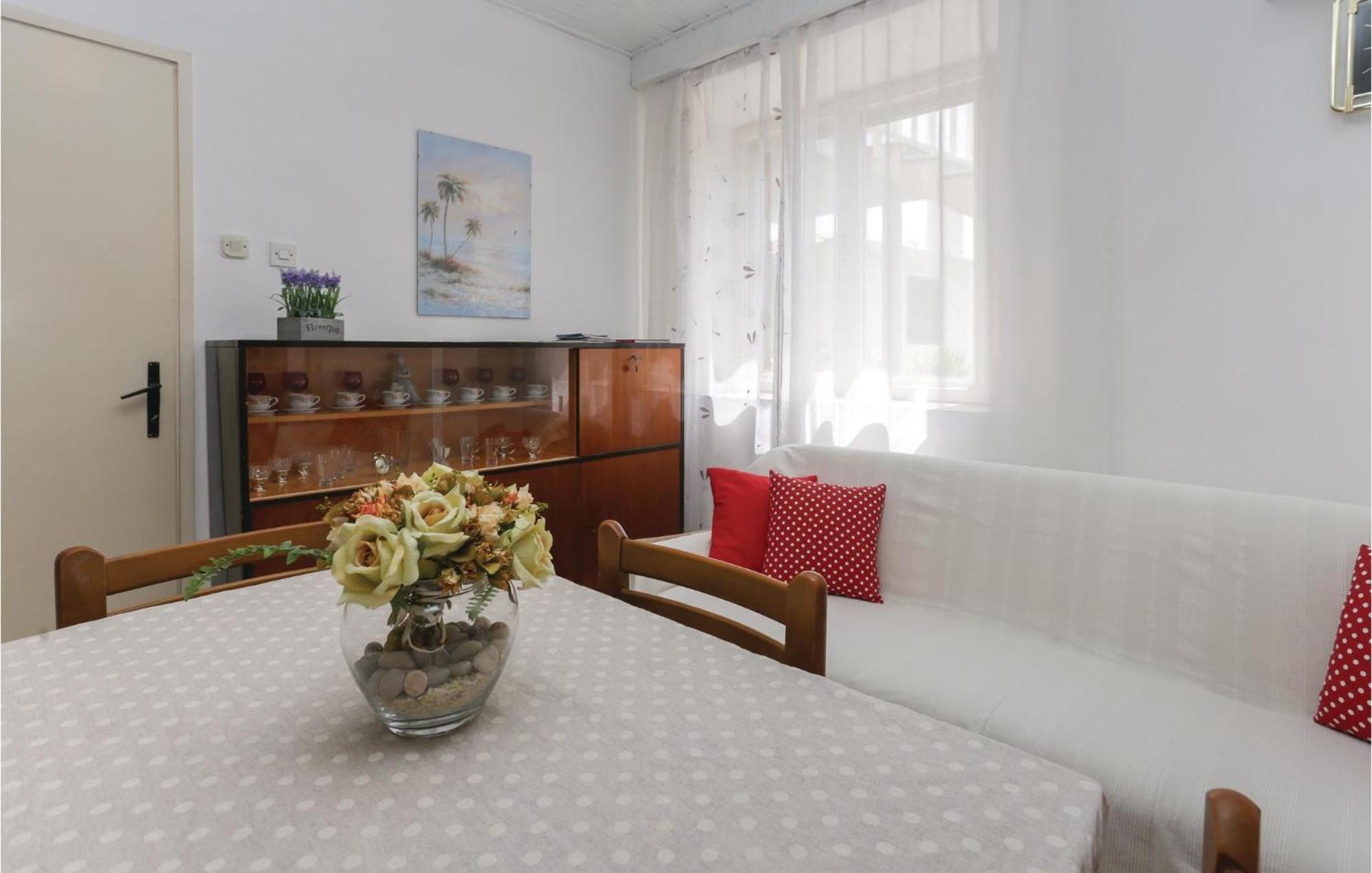 2 Bedroom Stunning Apartment In Kastel Kambelovac Kaštela Buitenkant foto